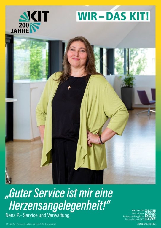 Frau in grünem Cardigan steht selbstbewusst in modernem Raum mit Pflanzen und Stühlen.